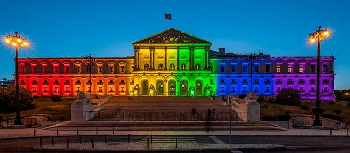 ar-iluminacao-fachada-dia-internacional-contra-homofobia-transfobia-bifobia-001-pcc