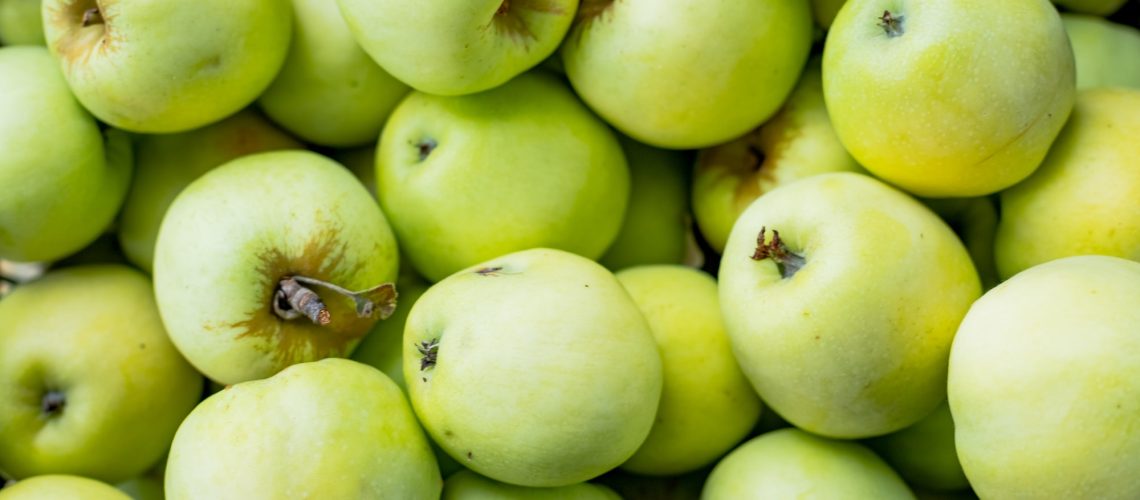 Large group of bright green apples.juicy and selected fruits. Antioxidant fruits. fresh, tasty